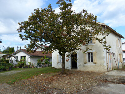 Ensemble immobilier de 2 maisons et garage sur 900 m², POUILLON centre bourg