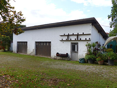 Ensemble immobilier de 2 maisons et garage sur 900 m², POUILLON centre bourg