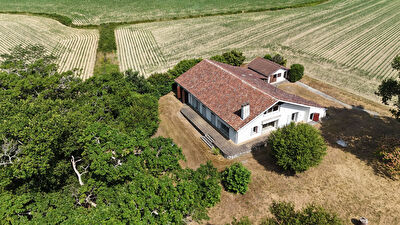 Ferme Landaise secteur Saint Vincent de Tyrosse, 7 pièces, 330 m² sur 8 661 m² de terrain.