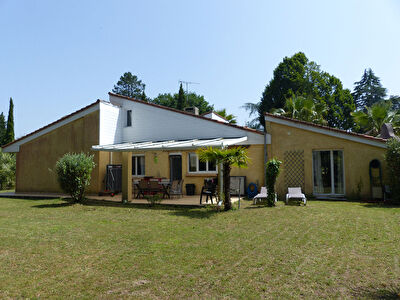 Villa d'architecte de 7 pièces et ses 2 gîtes, sur un parc de 3 200 m², HINX