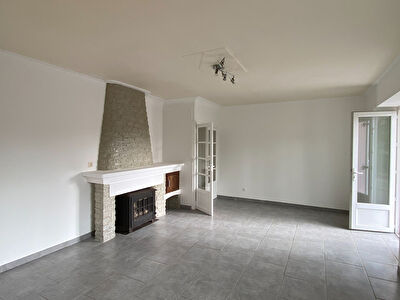 Villa de 5 pièces 135 m² sur terrain de 1400 m², POUILLON centre bourg