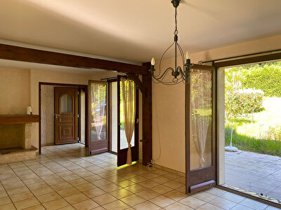 Villa traditionnelle de 4 pièces sur terrain de 2 700 m²