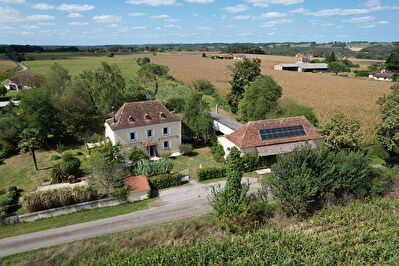 Maison Béarnaise de 152 m² et dépendances sur un parc de 3 154 m².
