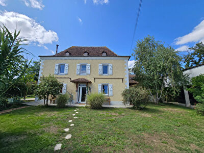 Maison Béarnaise de 152 m² et dépendances sur un parc de 3 154 m².