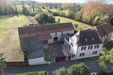 Maison Béarnaise de 129 m², avec dépendances sur un terrain de 8219 m².