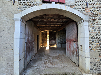Maison Béarnaise de 129 m², avec dépendances sur un terrain de 8219 m².