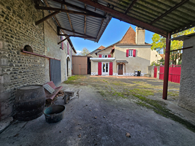 Maison Béarnaise de 129 m², avec dépendances sur un terrain de 8219 m².