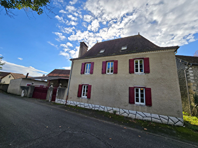 Maison Béarnaise de 129 m², avec dépendances sur un terrain de 8219 m².