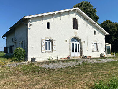 Ferme rénovée - 3 logements - Terrain de 8 000 m² proche POUILLON