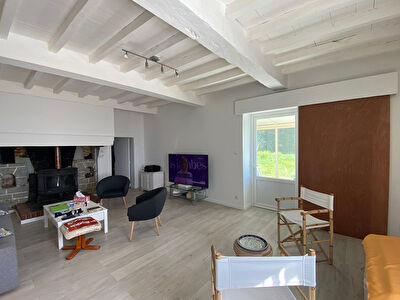 Ferme rénovée - 3 logements - Terrain de 8 000 m² proche POUILLON