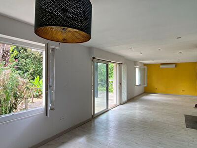 Villa de plain pied, 6 pièces sur terrain de 2300 m², POYANNE