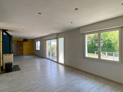 Villa de plain pied, 6 pièces sur terrain de 2300 m², POYANNE