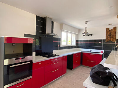 Villa de plain pied, 6 pièces sur terrain de 2300 m², POYANNE