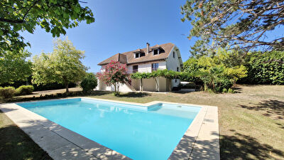 Maison traditionnelle 6 pièces 156 m² avec piscine et sous-sol proche ORTHEZ