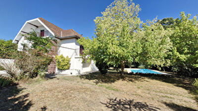 Maison traditionnelle 6 pièces 156 m² avec piscine et sous-sol proche ORTHEZ