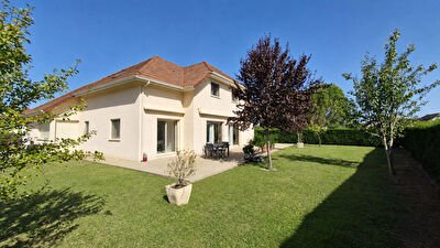 Villa contemporaine de construction traditionnelle, 8 pièces 195 m² proche ORTHEZ