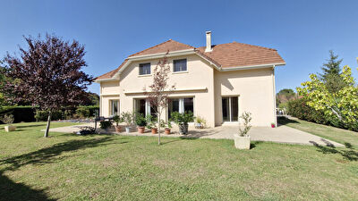 Villa contemporaine de construction traditionnelle, 8 pièces 195 m² proche ORTHEZ