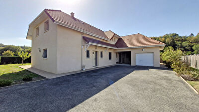 Villa contemporaine de construction traditionnelle, 8 pièces 195 m² proche ORTHEZ