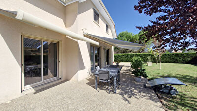 Villa contemporaine de construction traditionnelle, 8 pièces 195 m² proche ORTHEZ